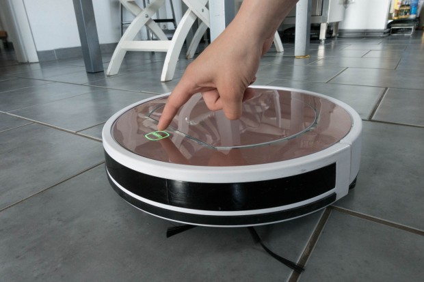 Mit einem Druck auf die Oberseite kommt man an den Wassertank. (Bild: Martin Wolf/Golem.de)