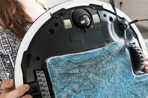 Unter dem Staubsauger befindet sich der auswechselbare Wischlappen. (Bild: Martin Wolf/Golem.de)