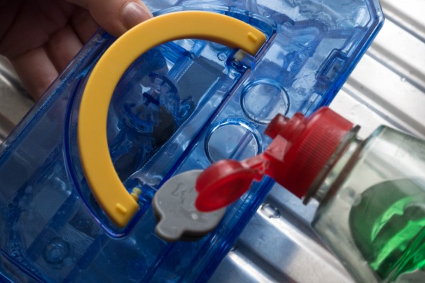 Der Tank muss mit Wasser und Reinigungsmittel befüllt werden ... (Bild: Martin Wolf/Golem.de)