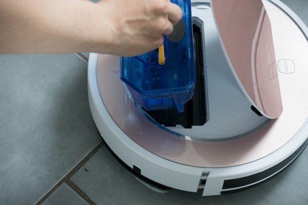 ... und kommt dann wieder in den Staubsauger. (Bild: Martin Wolf/Golem.de)