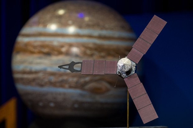 Modell der Sonde vor einem Bild von Jupiter: Juno soll bis Anfang 2018 um den Planeten kreisen und dann in seiner Atmosphäre verglühen. (Foto: Aubrey Gemignani/Nasa)