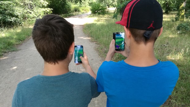 Die nächste Generation macht sich mit dem Smartphone auf die Suche nach Pokémon. (Foto: Martin Wolf)