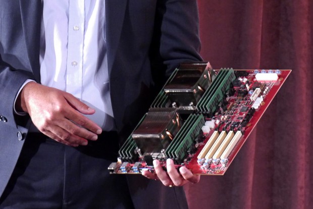 2-Sockel-Board mit zwei Naples-Chip (Foto: Marc Sauter/Golem.de)