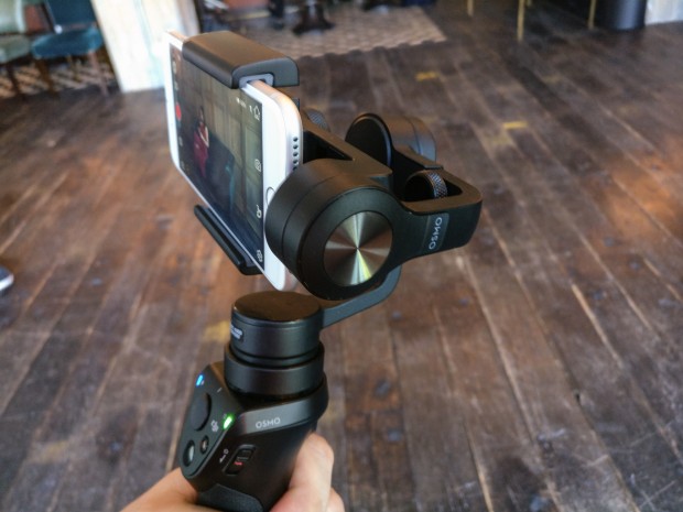 Der Osmo Mobile funktioniert wie die beiden bisherigen Osmo-Modelle, nur dass keine Kamera eingebaut ist. (Bild: Tobias Költzsch/Golem.de)