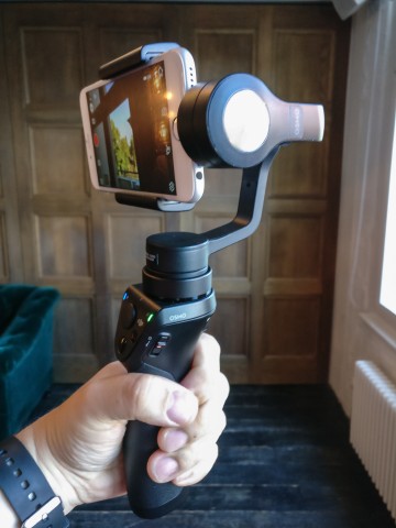 Statt einer eingebauten Kamera kann der Nutzer sein Smartphone in die Halterung klemmen. (Bild: Tobias Költzsch/Golem.de)