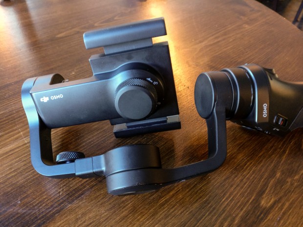 Die Smartphone-Halterung des Osmo Mobile (Bild: Tobias Költzsch/Golem.de)