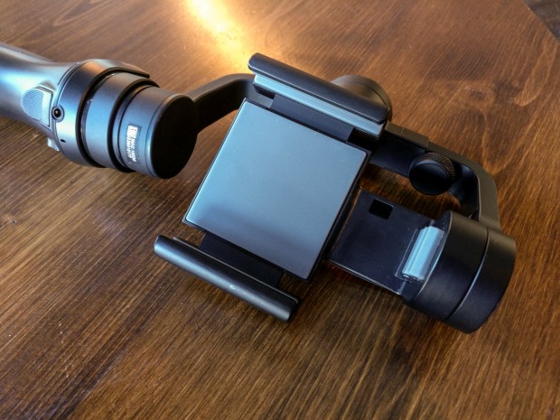 In die Halterung passen Smartphones bis zu einer Breite von 85 mm. (Bild: Tobias Költzsch/Golem.de)