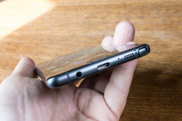 Geladen wird das Galaxy Note 7 über eine USB-Typ-C-Buchse, die USB 3.1 unterstützt. (Bild: Tobias Költzsch/Golem.de)