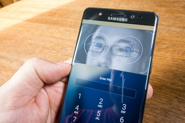 Die Entsperrung per Iris-Scanner funktioniert bei uns nicht zuverlässig, bei Brillenträgern gar nicht. Insgesamt finden wir diese Möglichkeit zu umständlich. (Bild: Tobias Költzsch/Golem.de)