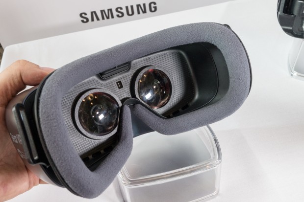 Die neue Gear VR hat ein etwas größeres Sichtfeld und eine bessere Polsterung. (Bild: Tobias Költzsch/Golem.de)
