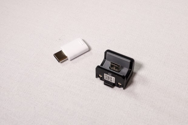 Dank eines Adapters (rechts im Bild) lässt sich die neue Gear VR sowohl mit dem Galaxy Note 7 als auch mit früheren Galaxy-Modellen nutzen. (Bild: Tobias Költzsch/Golem.de)