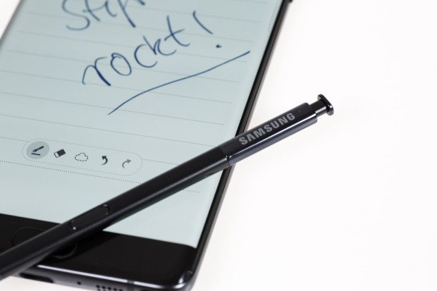 Vom Design her hat sich der S Pen kaum verändert, allerdings ist er jetzt wie das Galaxy Note 7 auch nach IP68 vor Wasser und Staub geschützt. (Bild: Tobias Költzsch/Golem.de)