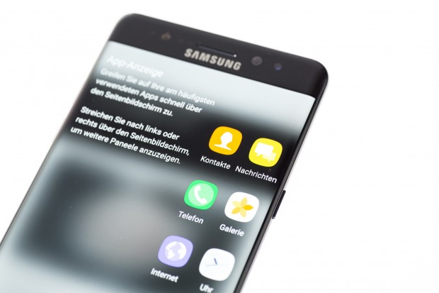 Die Ränder des Displays sind wie bei den Edge-Smartphones von Samsung abgerundet und bieten zusätzliche Funktionen, wie etwa Schnellzugriffe auf Apps. (Bild: Tobias Költzsch/Golem.de)