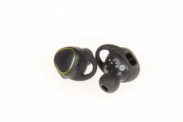 Die Kopfhörer werden über ein Touchpad an der Seite bedient. (Bild: Martin Wolf/Golem.de)