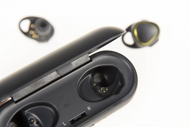 Geladen werden die Gear IconX in einer Ladeschale, die über einen eingebauten Akku verfügt. (Bild: Martin Wolf/Golem.de)
