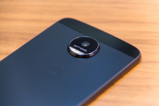 Die Kamera ragt weit aus dem Gehäuse des Moto Z. (Bild: Martin Wolf/Golem.de)
