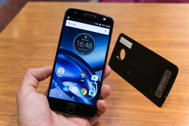 Lenovos Moto Z, Akku-Mod im Hintergrund (Bild: Martin Wolf/Golem.de)