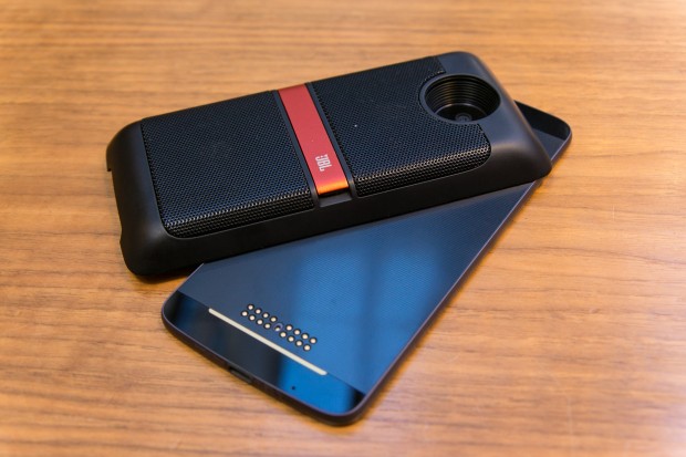 Lautsprecher-Mod von JBL auf Moto Z (Bild: Martin Wolf/Golem.de)