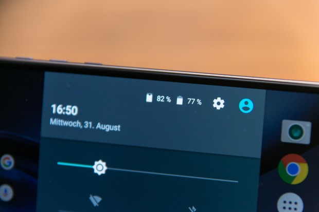 In der Statuszeile erscheint auch der Ladestand des externen Akkus. (Bild: Martin Wolf/Golem.de)