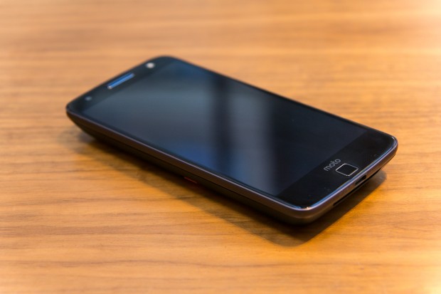 Moto Z mit Lautsprecher-Mod (Bild: Martin Wolf/Golem.de)