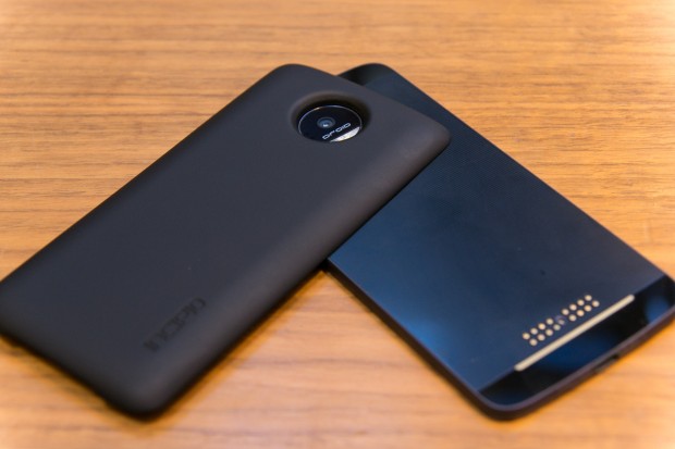 Akku-Mod auf Moto Z (Bild: Martin Wolf/Golem.de)