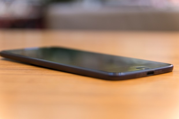 Ohne Mod ist das Moto Z sehr dünn. (Bild: Martin Wolf/Golem.de)