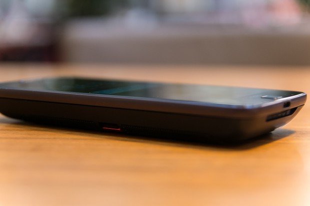 Mit dem Lautsprecher-Mod wird das Moto Z noch viel dicker. (Bild: Martin Wolf/Golem.de)