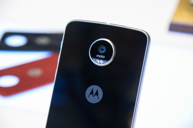 Die Kamera ragt auch beim Moto Z Play weit heraus. (Bild: Martin Wolf/Golem.de)