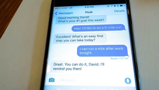 Kommuniziert wird mit der Lampe per App oder direkt per SMS in einer Konversation. (Bild: Peak)