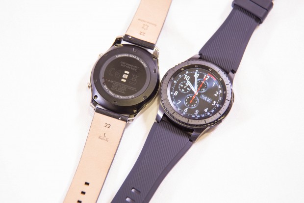 Auf der Rückseite haben die Uhren wieder einen Pulsfrequenzmesser eingebaut. (Bild: Martin Wolf/Golem.de)