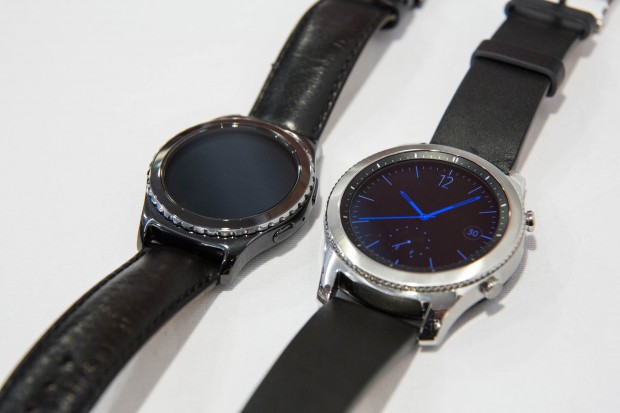 Verglichen mit der Gear S2 sind beide neuen Gear-S3-Modelle deutlich klobiger - hier der Vergleich mit der Gear S2 Classic. (Bild: Martin Wolf/Golem.de)