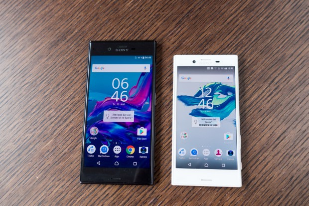 Links das neue Xperia XZ, rechts das etwas abgespeckte Xperia X Compact. (Bild: Tobias Költzsch/Golem.de)