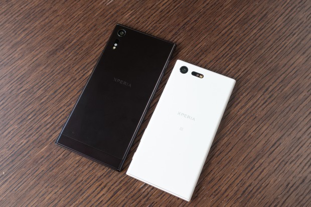 Das Xperia XZ und das Xperia X Compact von der Rückseite (Bild: Tobias Költzsch/Golem.de)