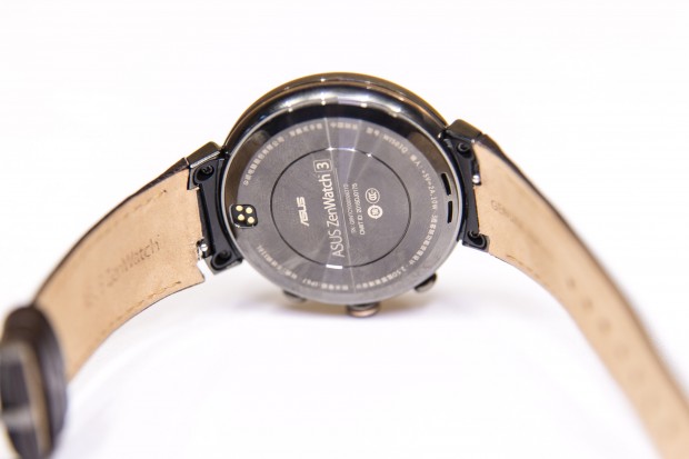 Für die Zenwatch 3 soll ein Zusatzakku erhältlich sein, der während des Tragens an der Rückseite der Uhr befestigt werden kann. (Bild: Martin Wolf/Golem.de)