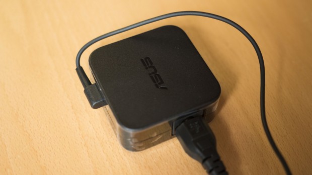 Das externe Netzteil des Asus PG248Q 