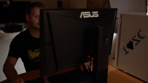 Wir zocken mit dem Asus PG248Q. 