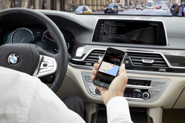 Das Ziel wird von Smartphone an das Navigationssystem übergeben. (Foto: BMW)