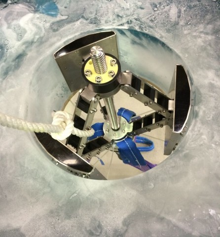 Mit einem solchen Anker wird sich das Ice Shuttle am Ende des Bohrtunnels im Eis fixieren. (Foto: Marius Wirtz/DFKI)