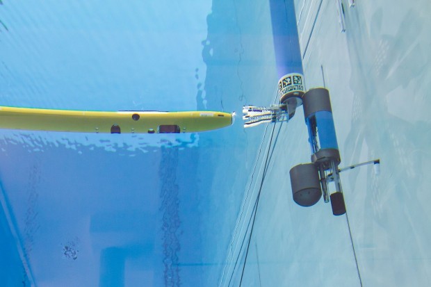 Das AUV orientiert sich an den Markern am Ice Shuttle. (Foto: Annemarie Popp/DFKI)