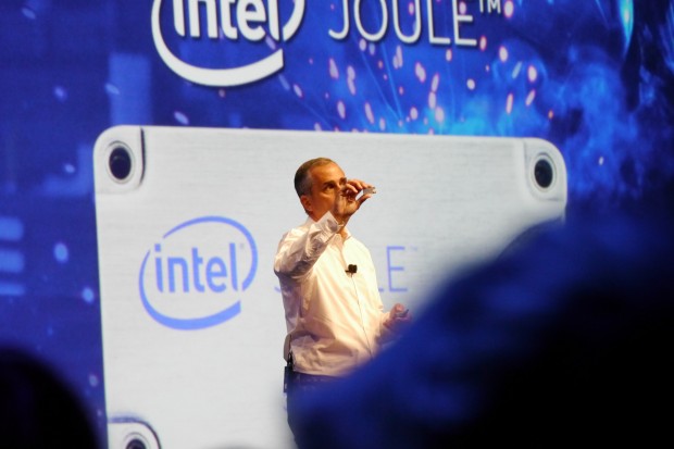 Brian Krzanich stellt den Joule auf der IDF 2016 vor. (Foto: Marc Sauter/Golem.de)