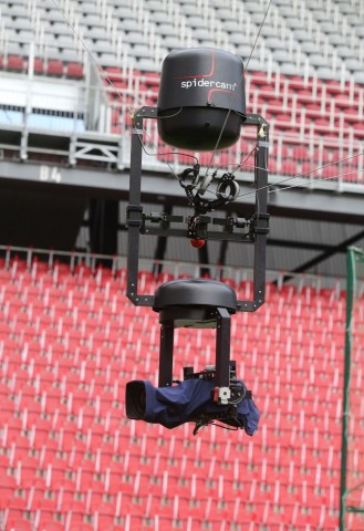 Seilkamera von Spidercam. Der Dolly kann von 20 m Höhe bis fast auf die Wasseroberfläche gesteuert werden. (Foto: Spidercam)