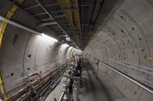 Der Tunnel ist 3,4 km lang. Darin werden zun&auml;chst Elektronen bis fast auf Lichtgeschwindigkeit beschleunigt. (Foto: Werner Pluta/Golem.de)