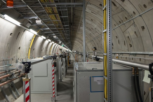 An jedem Tunnelende h&auml;ngen zwei Experimente. (Foto: Werner Pluta/Golem.de)