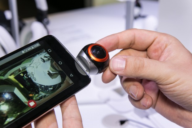 Alcatels 360 Camera wird einfach in den Ladeanschluss eines Smartphones gesteckt. (Bild: Martin Wolf/Golem.de)