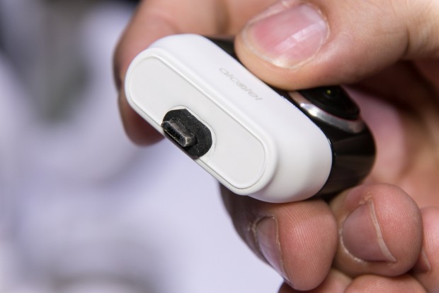 Beide Versionen werden über einen Micro-USB-Anschluss mit dem Smartphone verbunden, Modelle mit USB-Typ-C-Stecker sollen folgen. (Bild: Martin Wolf/Golem.de)