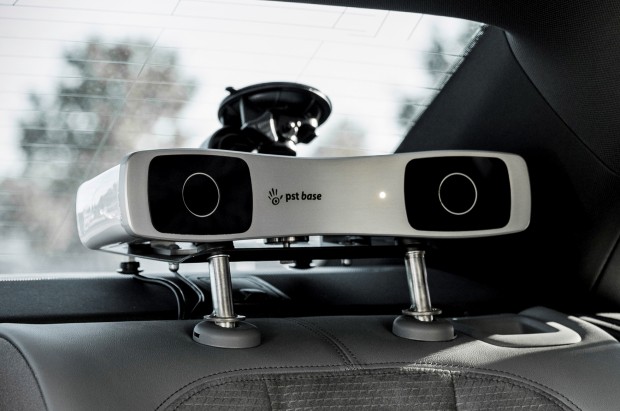 Ein Infrarotsensor misst die Bewegungen der Brille. (Foto: Audi AG)