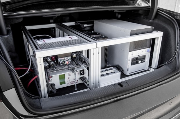 Die zusätzliche Hardware füllt fast den gesamten Kofferraum des A4. (Foto: Audi AG)