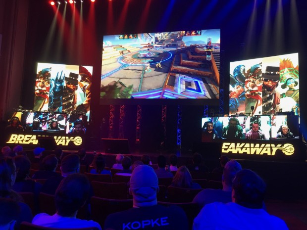 Auf der Bühne durften zwei Teams schon live eine Partie Breakaway spielen. (Foto: Peter Steinlechner/Golem.de)