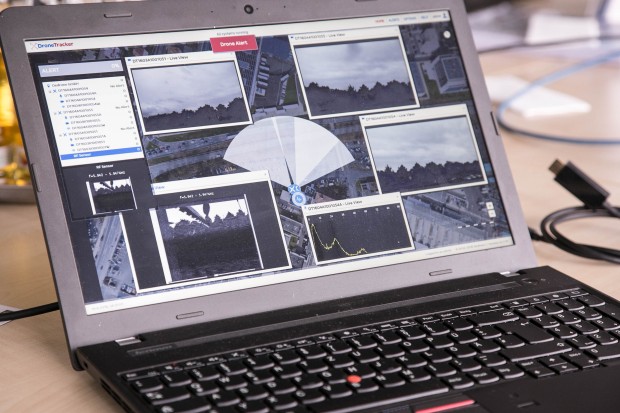Die Administrationsoberfläche eines Dedrone-Systems mit drei Dronetrackern. Zu sehen sind drei Kamerabilder, der RF-Sensor (unten links) und der Audiosensor. (Bild: Martin Wolf/Golem.de)
