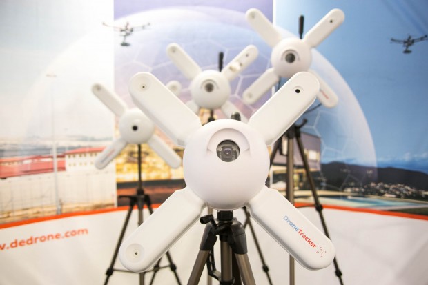 Der aktuelle Dronetracker 2.0, im Hintergrund verschiedene Vorgänger (Bild: Martin Wolf/Golem.de)
